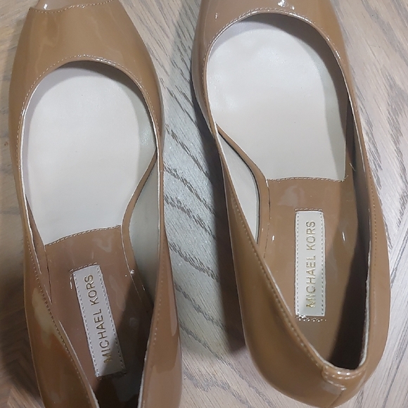 Michael Kors Brown Heels with Patent Leather and Pointed Toe - Picture 14 of 16